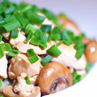 Chicken with mushrooms and green onions
