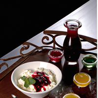 Cottage cheese with berry compote