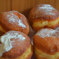 Donut bites with cream filling