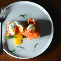 Eggs benedict with salmon