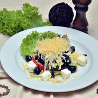 Garden salad with cheese