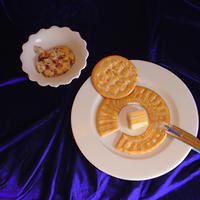 Members mark cheese and crackers