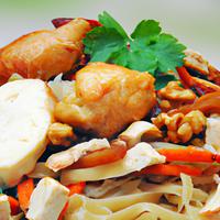 Noodles with vegetables and fried chicken