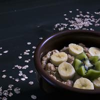 Oats with banana and kiwi