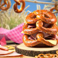 Pretzel sandwich with ham