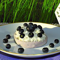 Rice cake with cream cheese and blueberries