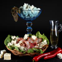 Salad with bacon and blue cheese