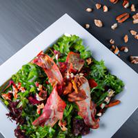 Salad with bacon and pecans
