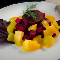 Salad with yellow bell peppers and beets
