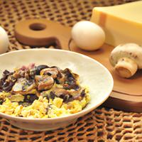 Scrambled eggs with mushrooms and cheese