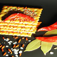 Spicy protein cracker