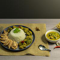 Steam rice and thai green chicken curry