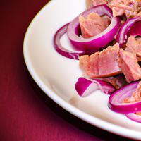 Tuna with red onion