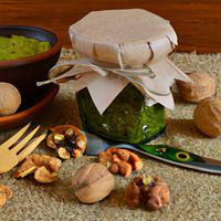 Walnut and pesto sauce
