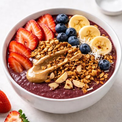 Tigela de açaí com granola de manteiga de amendoim e morangos