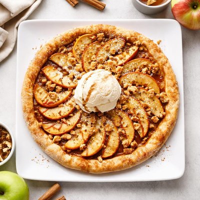 Apple dessert pizza