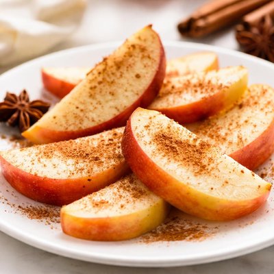 Apple slices with cinnamon
