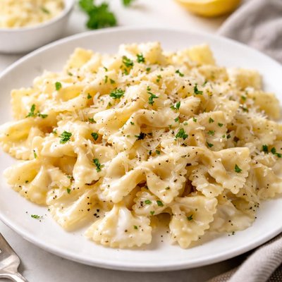 Bowtie pasta with alfredo sauce