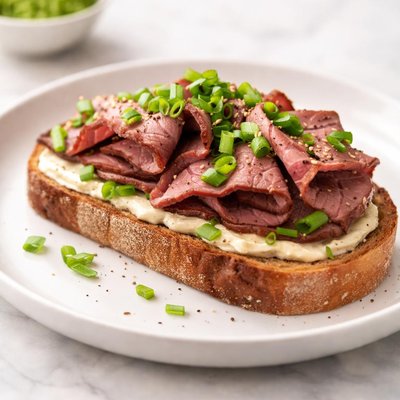 Bread with roast beef and green onions