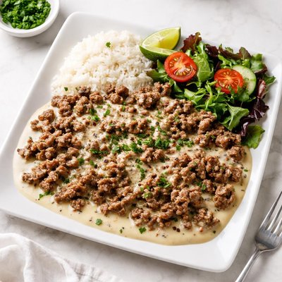 Carne molida con salsa blanca