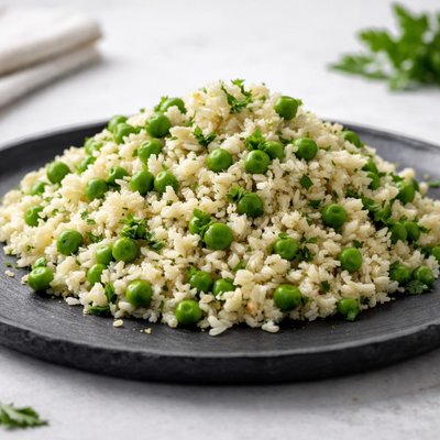 Cauliflower rice with peas