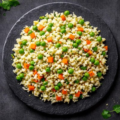 Cauliflower rice with peas and carrots