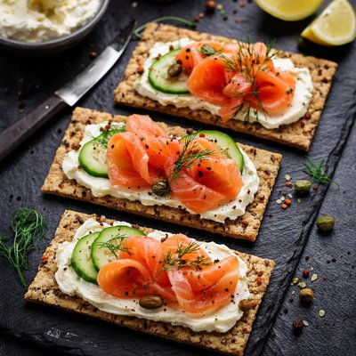 Crispbread with smoked salmon and cream cheese
