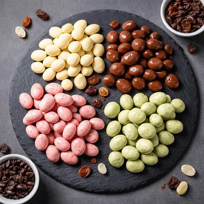 Flavored covered raisins