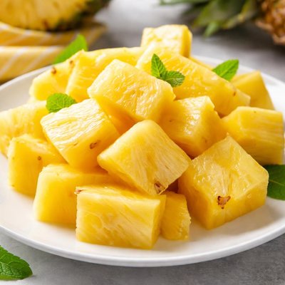 Fresh pineapple chunks