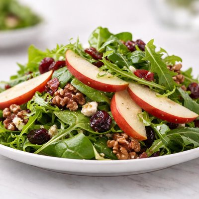 Green salad with apple slices