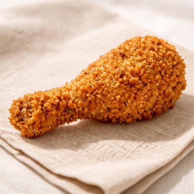 Una pierna de pollo empanizada