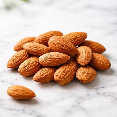 eine Handvoll Mandeln