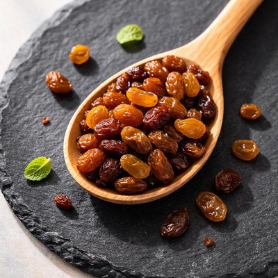 One spoon of raisins