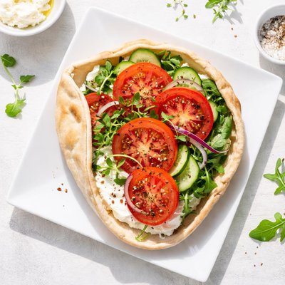 Pita sandwich with tomato and cream cheese