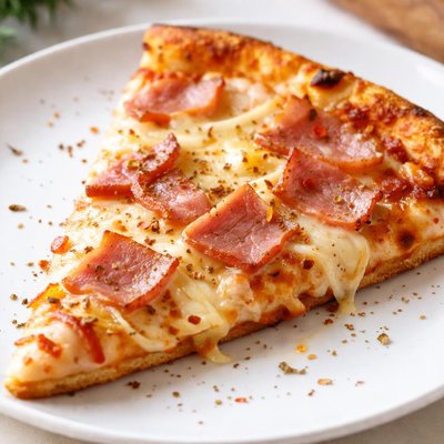 披萨片带火腿和奶酪