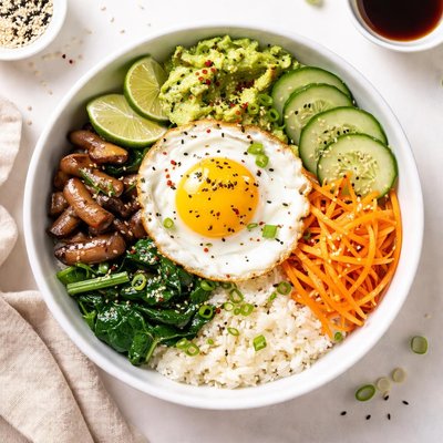 Rice bowl with egg and vegetables
