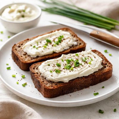 Rye bread with cream cheese