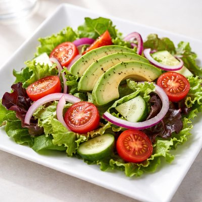 ensalada con lechuga, tomate, cebolla y aguacate