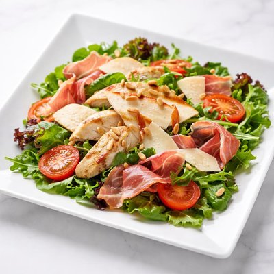 Salad with chicken and prosciutto