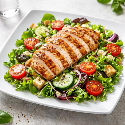 Salad with grilled chicken and tomatoes