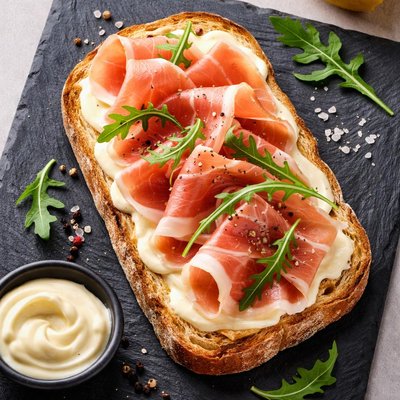 意大利火腿和蛋黄酱三明治