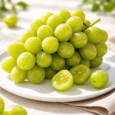 Shine muscat grapes