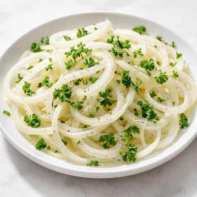 Sliced onions with parsley