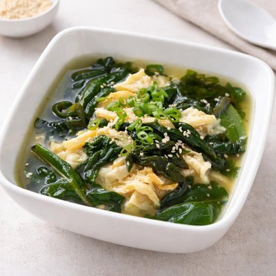 Soup with spinach egg and seaweed