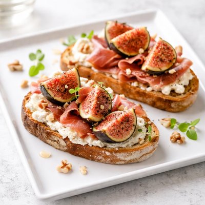 Toast with ham and figs