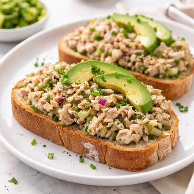Tuna salad on bread