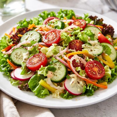 Vegetable salad with creamy dressing