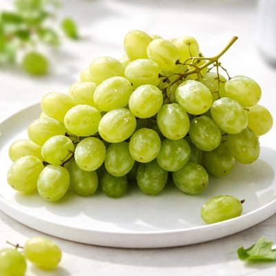White seedless grapes