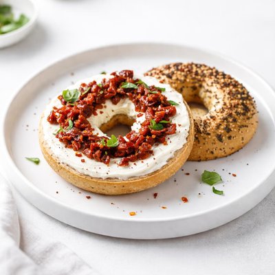 Image of Bagel con Queso Crema y Tomates Secados al Sol