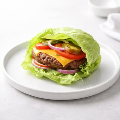 Image of "Cheeseburger vegetariano envuelto en lechuga"